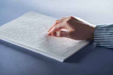 kırpılan genç kadın mavi el ile kabartma metin okuma görünümünü