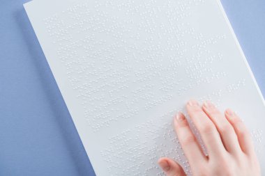 kırpılan genç kadın Menekşe kopya alanı ile izole el ile kabartma metin okuma görünümünü
