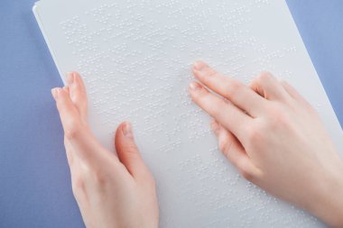 Kısmi genç kadın violet izole el ile kabartma metin okuma görünümünü