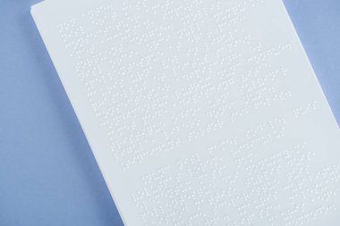 Beyaz Menekşe kopya alanı ile izole kağıt üzerinde kabartma metin