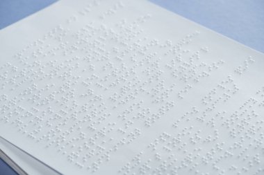Uluslararası braille kodu beyaz violet izole kağıt üzerinde metin