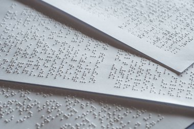 Uluslararası braille kodu kağıtlarla görünümünü kapat