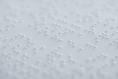 beyaz kağıt üzerine braille kodu içindeki metnin görünümü kadar kapatın