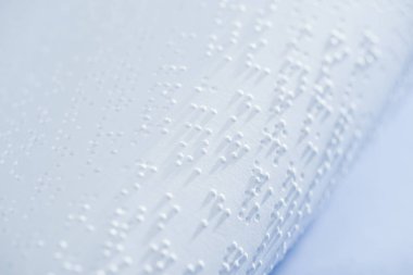 seçici odak braille kodu kopya alanı ile beyaz kağıt üzerinde metin