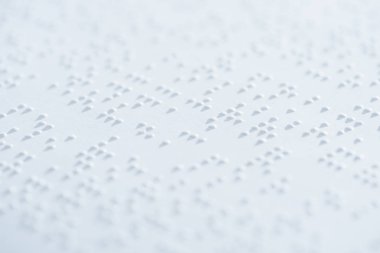 beyaz kağıt üzerine Uluslararası braille kodu içindeki metnin görünümü kadar kapatın