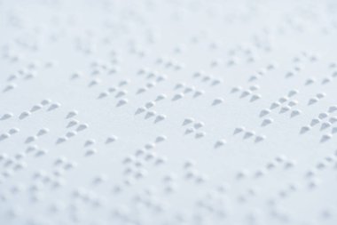 beyaz kağıt üzerine Uluslararası braille kodu içindeki metnin görünümü kadar kapatın