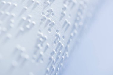 Kabartma metin kopya alanı ile beyaz kağıt üzerinde seçici odak