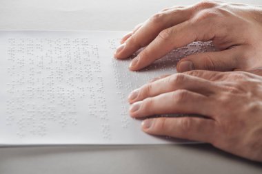 adam elleriyle braille metin okuma görünümünü kırpılmış 