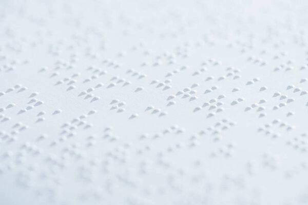 крупный план текста в международном шрифте Брайля на белой бумаге
