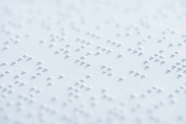 крупный план текста в международном шрифте Брайля на белой бумаге
