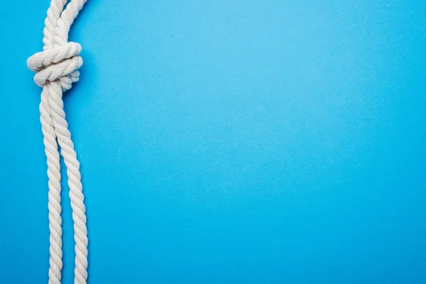 Cordas Longas Brancas Com Mar Isolado Azul — Fotografia de Stock