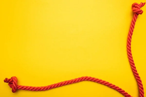 红色黄麻绳索与结隔离在橙色 — 图库照片