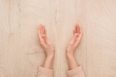 eller görünümünü kopya alanı ile ahşap tabloda kırpılmış