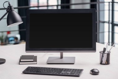 boş ekran ve işyeri modern Ofis Kırtasiye bilgisayar monitör