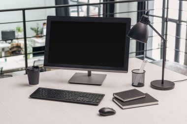 bilgisayar, kahve, lamba ve Kırtasiye ofis ile modern çalışma alanı