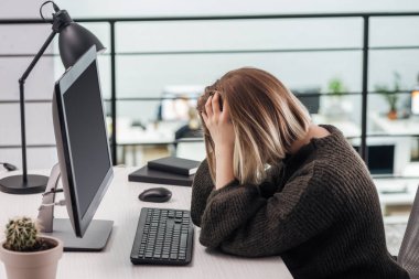 modern ofis kafasından ellerde ile işyerinde oturan üzgün kız