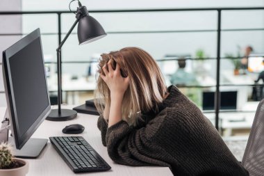 modern ofis kafasından ellerde ile işyerinde oturan depresif kız