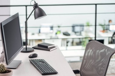 bilgisayar, lamba ve sandalye ile modern çalışma alanı