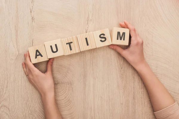 Vista Cortada Mulher Segurando Cubos Madeira Com Letras Autismo — Fotografia de Stock