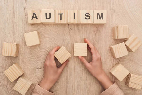 Vista Cortada Mulher Segurando Cubos Madeira Vazios Perto Letras Autismo — Fotografia de Stock