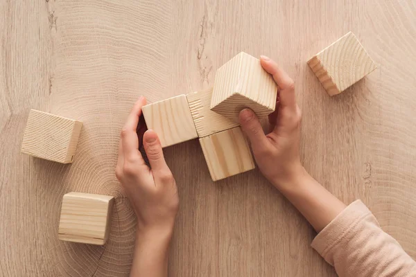 Bijgesneden Beeld Van Vrouwelijke Handen Buurt Van Lege Houten Kubussen — Stockfoto