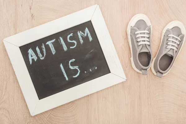 Vista Superior Del Autismo Está Escrito Pizarra Cerca Los Niños — Foto de Stock