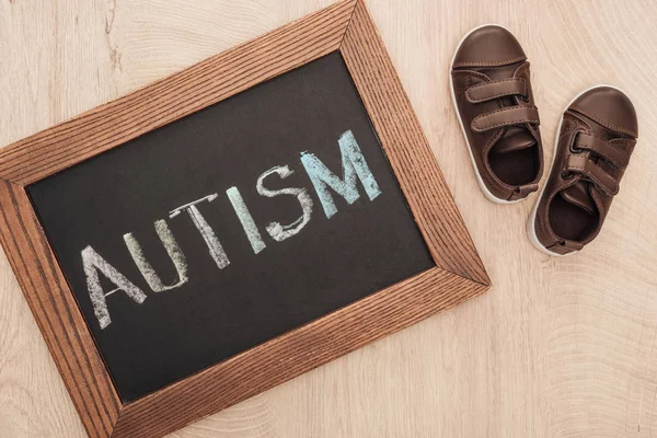 Ovanifrån Autism Typstil Skrivit Svarta Tavlan Nära Barn Brun Sneakers — Stockfoto
