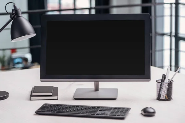 Monitor Computadora Con Pantalla Blanco Papelería Lugar Trabajo Oficina Moderna —  Fotos de Stock