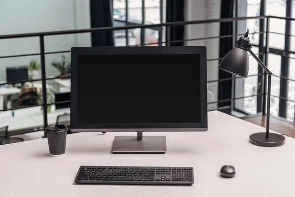 Moderno Lugar Trabajo Con Computadora Café Para Llevar Lámpara Oficina — Foto de Stock