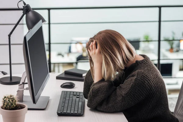 Aufgebrachtes Mädchen Sitzt Mit Händen Auf Dem Kopf Arbeitsplatz Modernem — Stockfoto