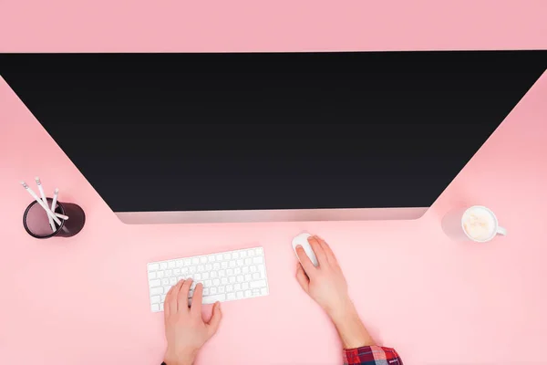 Обрезанный Вид Человека Помощью Компьютера Розовом Фоне — стоковое фото
