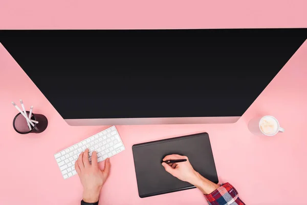 Vista Recortada Del Hombre Utilizando Ordenador Tableta Gráfica Sobre Fondo — Foto de Stock