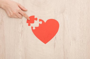 kalp bulmaca parmak ile işaret kadın kısmi görünümü 