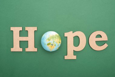 renkli arka planda ahşap kelime umut ve oyuncak Earth üst görünümü 