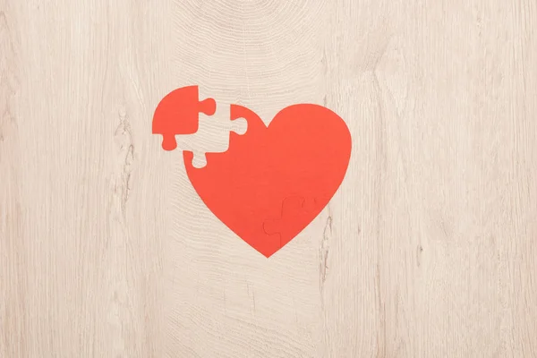 Ahşap Arka Planda Boş Parlak Kağıt Kalp Üst Görünümü — Stok fotoğraf