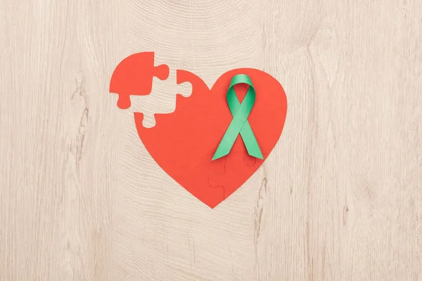 Top View Bright Paper Heart Green Ribbon Wooden Background — Stock Photo, Image