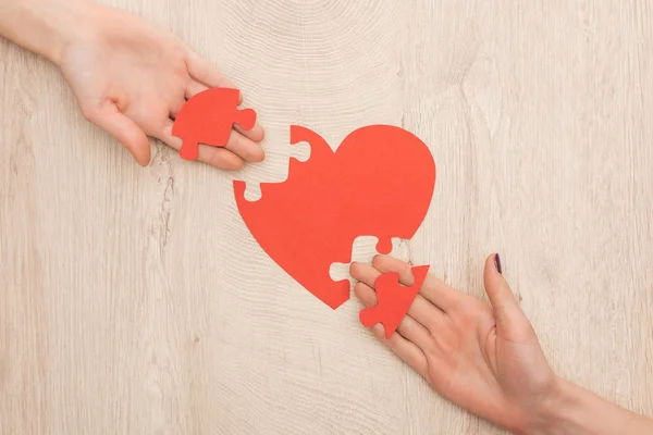 Vue Recadrée Femmes Tenant Des Morceaux Puzzle Papier Coeur — Photo