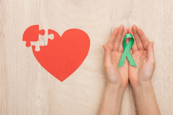 Vista Parziale Della Donna Che Tiene Nastro Verde Cuore Carta — Foto Stock