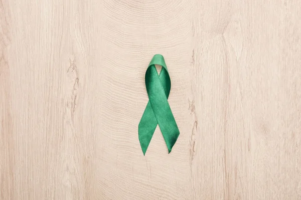 Top View Green Ribbon Wooden Background Copy Space — Stock Photo, Image