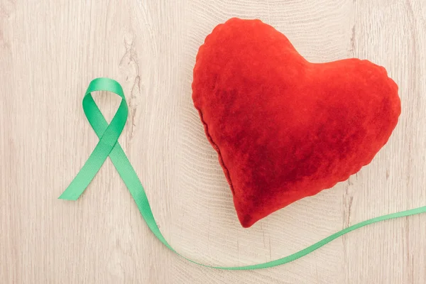 Ahşap Arka Planda Parlak Oyuncak Kalp Yeşil Şerit Üst Görünümü — Stok fotoğraf