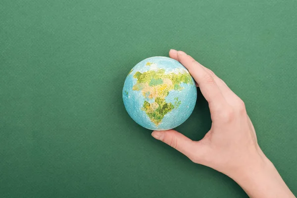 Vista Parcial Mujer Sosteniendo Juguete Tierra Sobre Fondo Verde Con — Foto de Stock