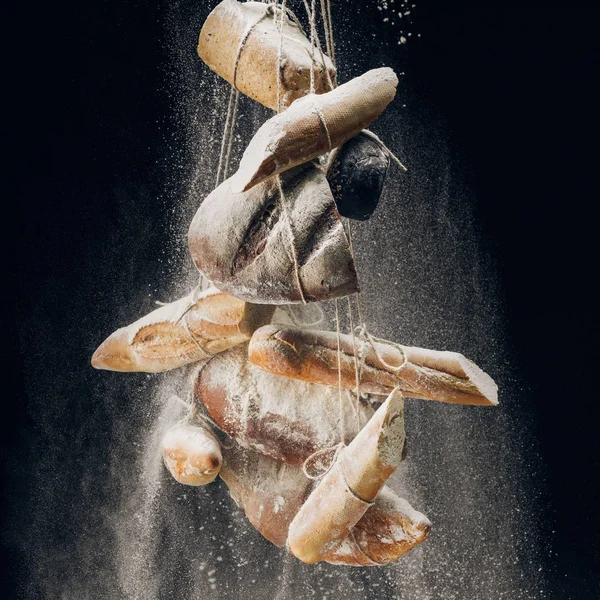Weißmehl Und Brot Und Baguettes Seilen Auf Schwarzem Hintergrund — Stockfoto