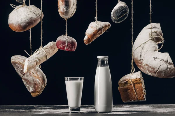 Γάλα Στο Τραπέζι Και Ψωμί Αλεύρι Που Κρέμονται Χορδές Που — Φωτογραφία Αρχείου