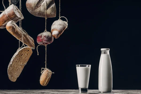 Melk Tafel Brood Met Meel Opknoping Snaren Zwart Met Kopie — Stockfoto