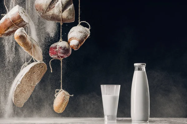 Bloem Vallen Zelfgebakken Brood Hangen Touwen Buurt Van Spatten Van — Stockfoto