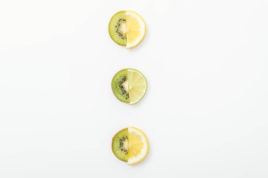 Beyaz yüzeyde kesilmiş limon, Limes ve kivi ile düz yatıyordu