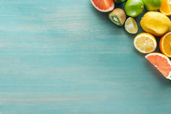 Vue Dessus Des Fruits Juteux Sur Une Surface Texturée Bleue — Photo