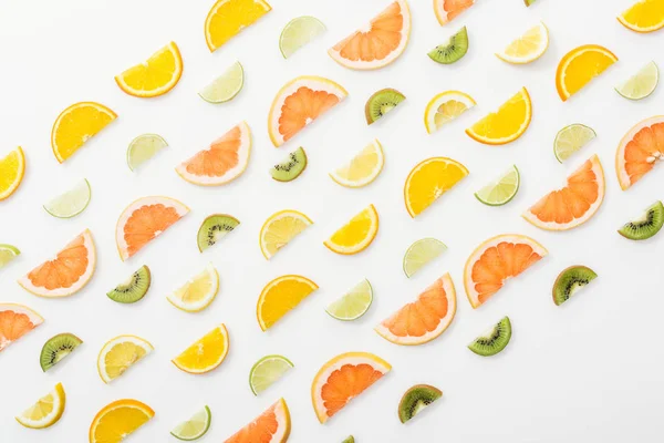 Deitado Plano Com Suculentas Frutas Cortadas Superfície Branca — Fotografia de Stock