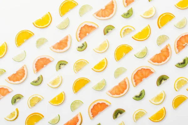 Acostado Plano Con Jugosas Frutas Cortadas Superficie Blanca — Foto de Stock