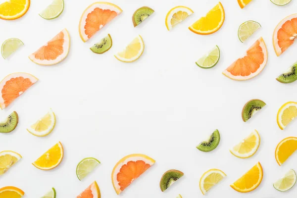 Deitado Plano Com Suculentas Frutas Cortadas Superfície Branca — Fotografia de Stock